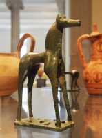 027 Cheval de bronze (Géométrique 8°s)