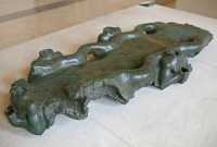 086 - Table ornée de serpents et de divinités aux eaux jaillissantes - Suse (14°s) *