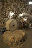 48 Meule dans une salle médiévale