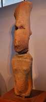 02 Un des dix Moai féminins de l'île (Anakena)