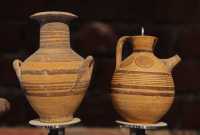 84 Petites amphores - Epoque géométrique ± 700 (à gauche) ± 900 (à droite)