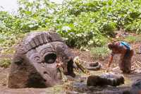 397 Finca El Baul tête colossale dans la forêt rites chamaniques