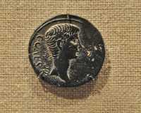 56 Auguste (Gaius Caesar) Pièce de bronze (Année 1 ou 2 de notre ère)