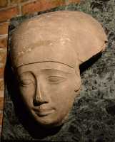 050 Fragment d'un couvercle de sarcophage (Epoque ptolémaïque)