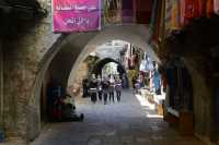 05 Ecolières dans les arcades