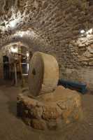 47 Meule dans une salle médiévale