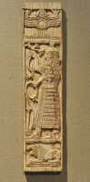 21 Guerrier tenant un lotus - Ivoire de style syrien - Nimrud (Néo-Assyrien 8° siècle)