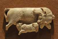 28 Vache léchant son veau- Arslan Tash - Néo-Assyrien - Ivoire de style phénicien (9°-8° siècle)
