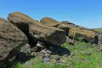 26 Deux Moai face contre terre