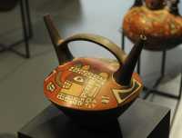 90 Bouteille décorée d'une tête-trophée - Culture Wari (550-1000)