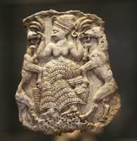 08 - Déesse nourissant des caprins - Couvercle de pyxide en ivoire - Minet el Beida (± 1250)