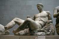 045 - Fronton Est - Dionysos sur une peau de félin