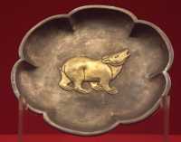 120 Plat argent & ours doré (Tang 7°siècle) *