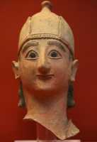 180 - Tamassos, Chypre (± 600) Guerrier casqué, terre cuite