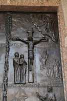 015 Jésus est crucifié - Porte de bronze de la basilique de Nazareth