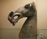 28 - Tête de cheval, Han d Est (25-220)
