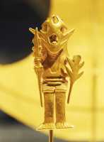 126 Pendentif en alliage or-cuivre - Shaman masqué - Colombie Yotoco (1°-7°s)