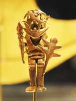 125 Pendentif en alliage or-cuivre - Shaman masqué - Colombie Yotoco (1°-7°s)