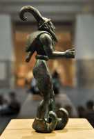 32 Héros ou génie aux cornes d'ibex. Peau fauve sur les épaules (Iran ou Mésopotamie - 3000±) Cuivre