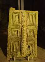 58 Porte d'une tombe reproduisant la porte d'une demeure