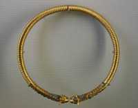 163 - Bracelet décoré de têtes de lions incrustées *