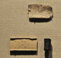 02 Sceau cylindre - Faucons. Chèvres. Déesses - Syrie (1720-1620)