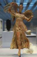 042 Jeune femme ailée, Niké, personnification de la Victoire (± 190) Myrina (Turquie)