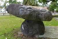 78 Pierres gravées transformées en autel, près de l'église de la Sainte Famille - Haapiti