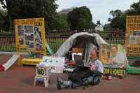 11 Manifestant solitaire