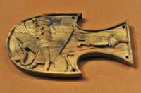 22 Oeillère de cheval - Sphinx coiffé d'un disque solaire - Palais N.O. Nimrud - Ivoire (8° siècle)