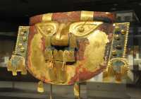 100 Masque funéraire - Or et cuivre - Pérou Sican-Lambayeque (9°-11°s)