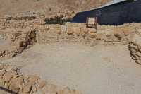 51 Piscine (au sud de la citerne fendue)