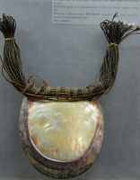 132 Pendentif en nacre polie & cheveux tressés (Îles australes)