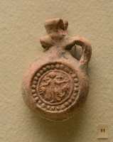 047 Ampoule de saint Ménas martyr copte (± 7°s) Les pèlerins rapportaient l'eau d'une source miraculeuse coulant près de sa tombe