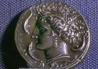 421 Décadrachme de Syracuse (Aréthuse par Evainète 400 av JC envers du quadrige)