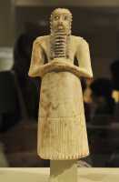 09 Orant - Gypse - Temple d'Abu à Eshnunna (2750-2600)