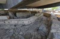 59 Eglise byzantine octogonale du 4°s. sous la basilique moderne à l'emplacement de la maison de Pierre - Sol ancien en galets de basalte