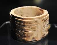 203 bis Cylindre (Cong) avec masque humain et oiseaux - Culture Liangzhu (± 3200-2200) Jade