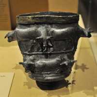 7 Frize de taureaux - Vase en argent (N.O de l'Iran - Fin 2° Millénaire)