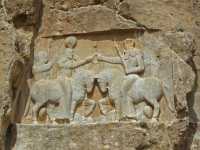 45 Ardeshir I (piétinant Artaban V) investi par Ahura Mazda (piétinant Ahriman) *