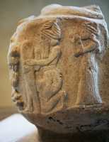 066 - Suse IV.A - Galet perforé - Dieu plantant un clou de fondation ± 2100 *