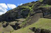 51 Moai géant dans la carrière