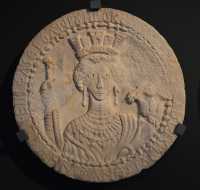 09 Tyche, déesse de le fortune, était la patronne des villes (sa couronne est un rempart)