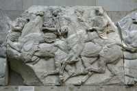 040 - Frise Nord 46 (131 porte une chlamyde et un chapeau de soleil ou petasos)