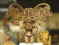 115 Pendentif en or - Cacique portant une coiffe - Colombie Tairona (10°-16°s)