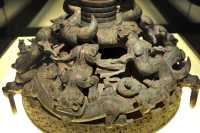 061 Support de tambour (dragons) - Printemps et automne (6°s.-476) Bronze