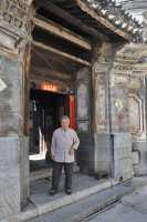 20 Dame sur le seuil de sa maison