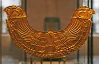 02 - Byblos - Envers d'un pectoral égyptisant - (2000-1600)