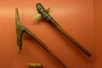 06 Reconstitution d'une houe et d'une hache néolithiques