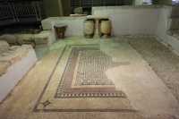 38 Amphores, tables et mosaïque dans la salle de séjour